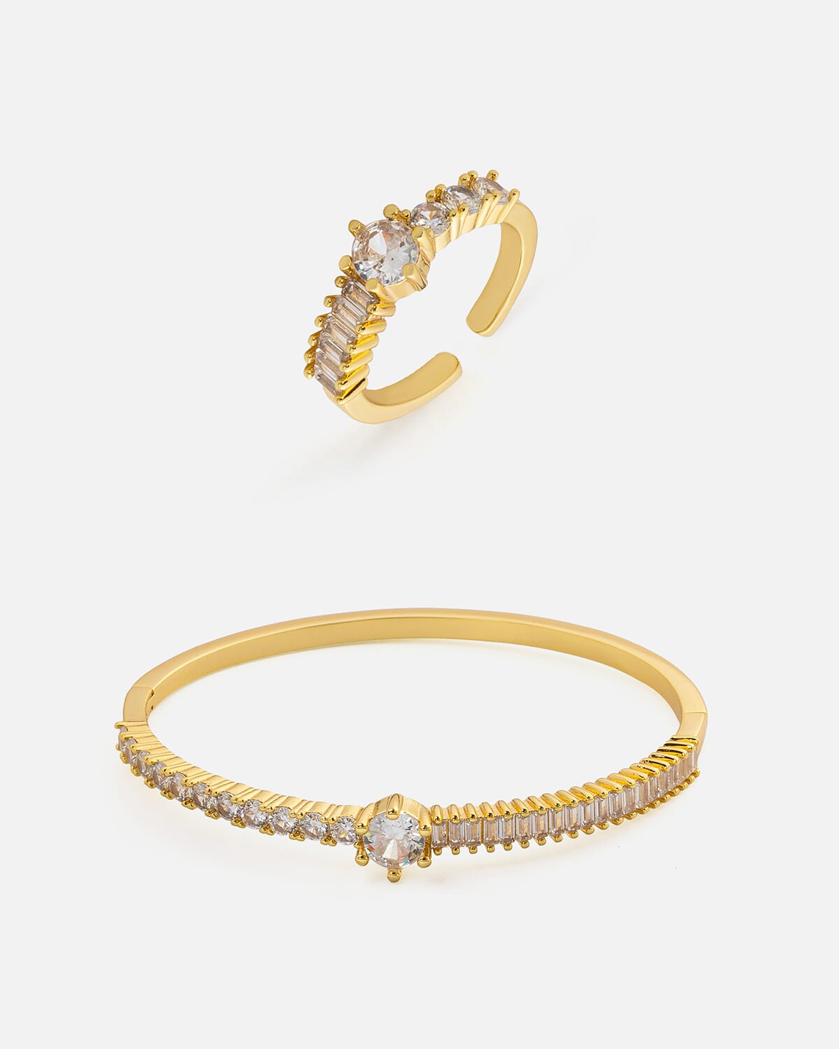 ‎ طقم نسائي ملفت بلون ذهبي